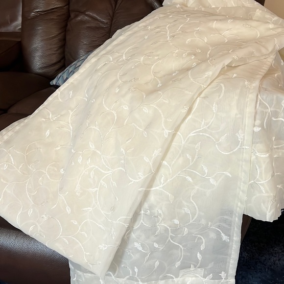 Pair of rod pocket sheers - Picture 3 of 5